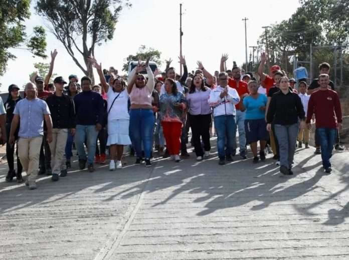 Vecinos de Casalta IV estrenan vía de concreto (VENEZUELA)